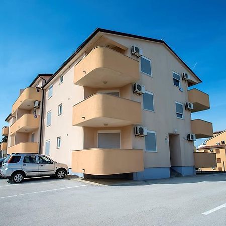 Apartment Frlan Ližnjan Eksteriør bilde